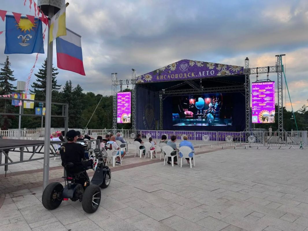 Уютный кинотеатр под открытым небом в Комсомольском парке Уютный кинотеатр под открытым небом в Комсомольском парке