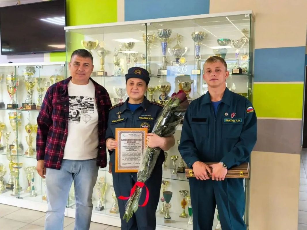 Настоящий герой среди нас. Глава Ессентуков Владимир Крутников встретился со студентом - спасателем Арсением Вахтиным - тем самым, кто 30 августа бросился в огонь и спас 94 - летнюю женщину из горящего дома на Большой... Настоящий герой среди нас. Глава Ессентуков Владимир Крутников встретился со студентом - спасателем Арсением Вахтиным - тем самым, кто 30 августа бросился в огонь и спас 94 - летнюю женщину из горящего дома на Большой...
