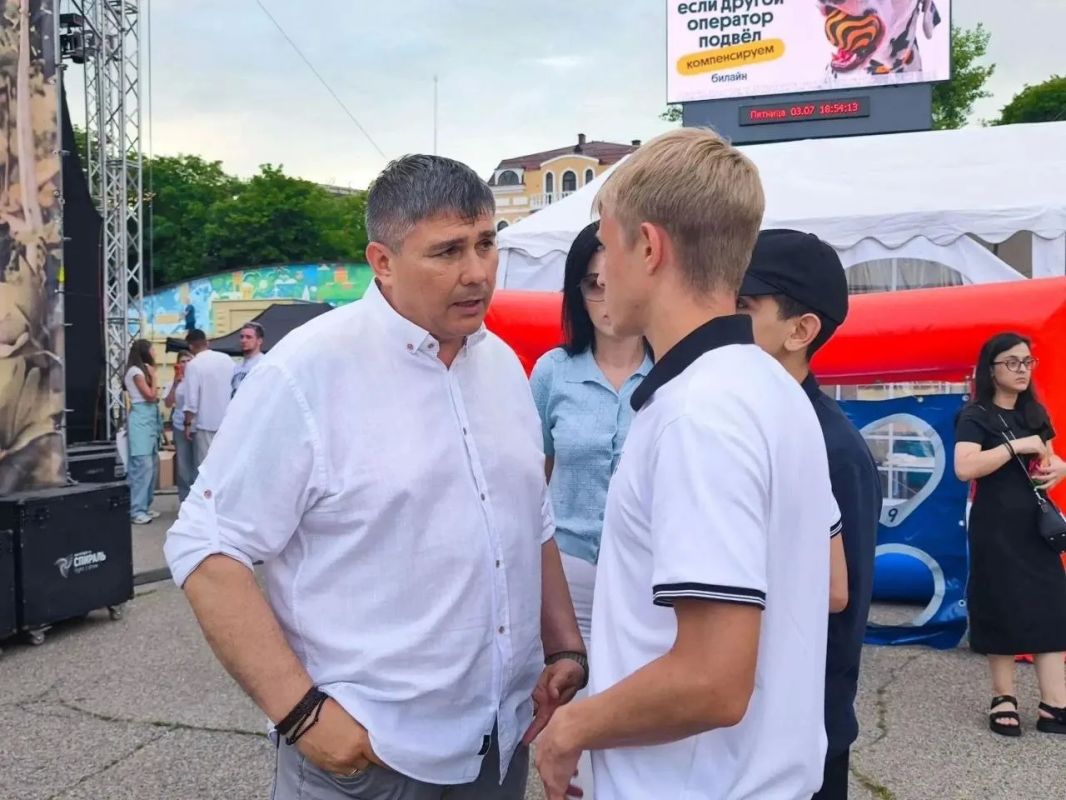 Настоящий герой среди нас. Глава Ессентуков Владимир Крутников встретился со студентом - спасателем Арсением Вахтиным - тем самым, кто 30 августа бросился в огонь и спас 94 - летнюю женщину из горящего дома на Большой... Настоящий герой среди нас. Глава Ессентуков Владимир Крутников встретился со студентом - спасателем Арсением Вахтиным - тем самым, кто 30 августа бросился в огонь и спас 94 - летнюю женщину из горящего дома на Большой...