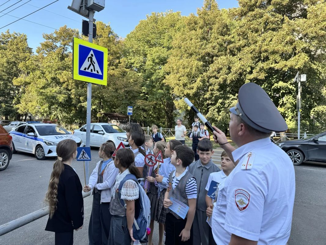 На Ставрополье с помощью «Шагающего автобуса» школьники осваивают маршрут безопасности «Дом – школа – дом» На Ставрополье с помощью «Шагающего автобуса» школьники осваивают маршрут безопасности «Дом – школа – дом»