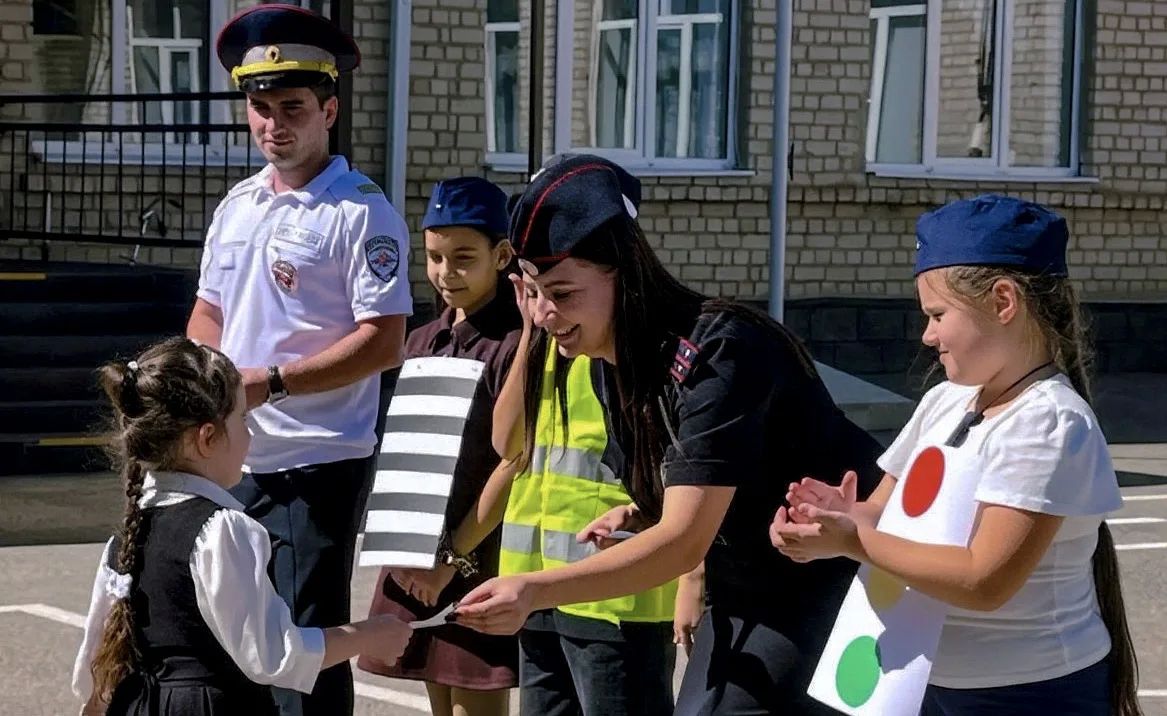 На Ставрополье торжественно посвятили первоклассников в пешеходы На Ставрополье торжественно посвятили первоклассников в пешеходы