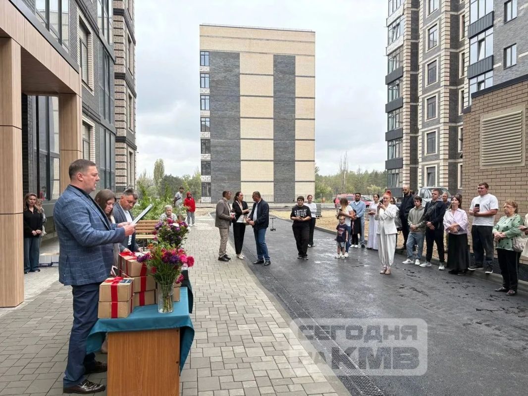 В Пятигорске ключи от новых квартир получили дети-сироты и дети, оставшиеся без попечения родителей В Пятигорске ключи от новых квартир получили дети-сироты и дети, оставшиеся без попечения родителей