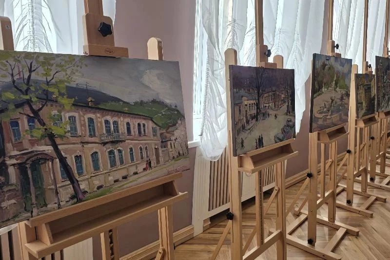 «Пятигорск в красках»: в музейном фойе Театра оперетты работает персональная выставка художника Игоря Хоронько «Пятигорск в красках»: в музейном фойе Театра оперетты работает персональная выставка художника Игоря Хоронько