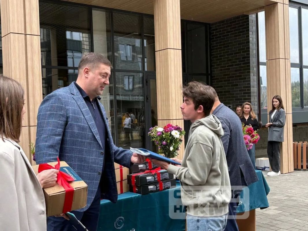 В Пятигорске ключи от новых квартир получили дети-сироты и дети, оставшиеся без попечения родителей В Пятигорске ключи от новых квартир получили дети-сироты и дети, оставшиеся без попечения родителей