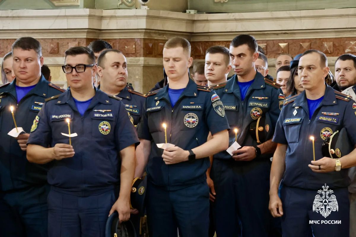 Сотрудники МЧС Ставрополья почтили икону «Неопалимая Купина» Сотрудники МЧС Ставрополья почтили икону «Неопалимая Купина»
