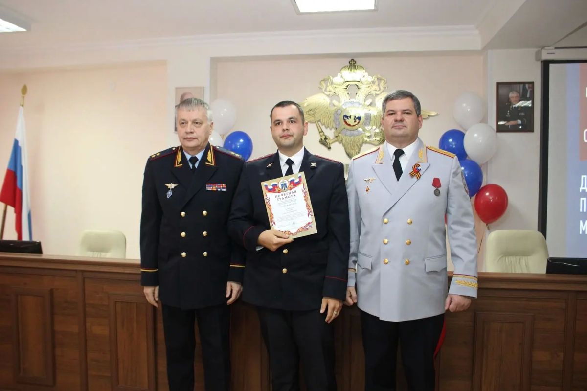 Компетентность и ответственность: в Ставрополе за высокие показатели в служебной деятельности отметили сотрудников миграционной службы Компетентность и ответственность: в Ставрополе за высокие показатели в служебной деятельности отметили сотрудников миграционной службы