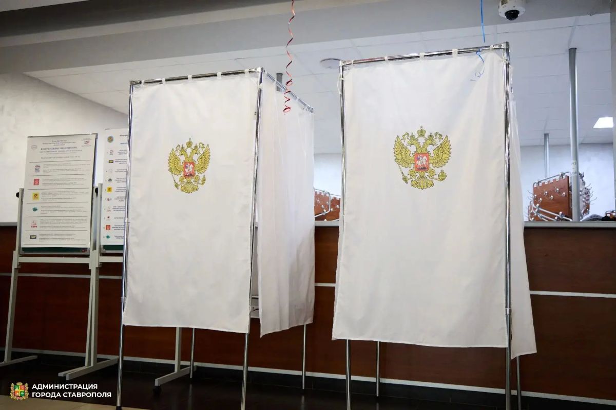 Мэр Ставрополя Иван Ульянченко в первый день голосования вместе с супругой Светланой проголосовал на выборах в Государственную Думу и Думу Ставропольского края Мэр Ставрополя Иван Ульянченко в первый день голосования вместе с супругой Светланой проголосовал на выборах в Государственную Думу и Думу Ставропольского края