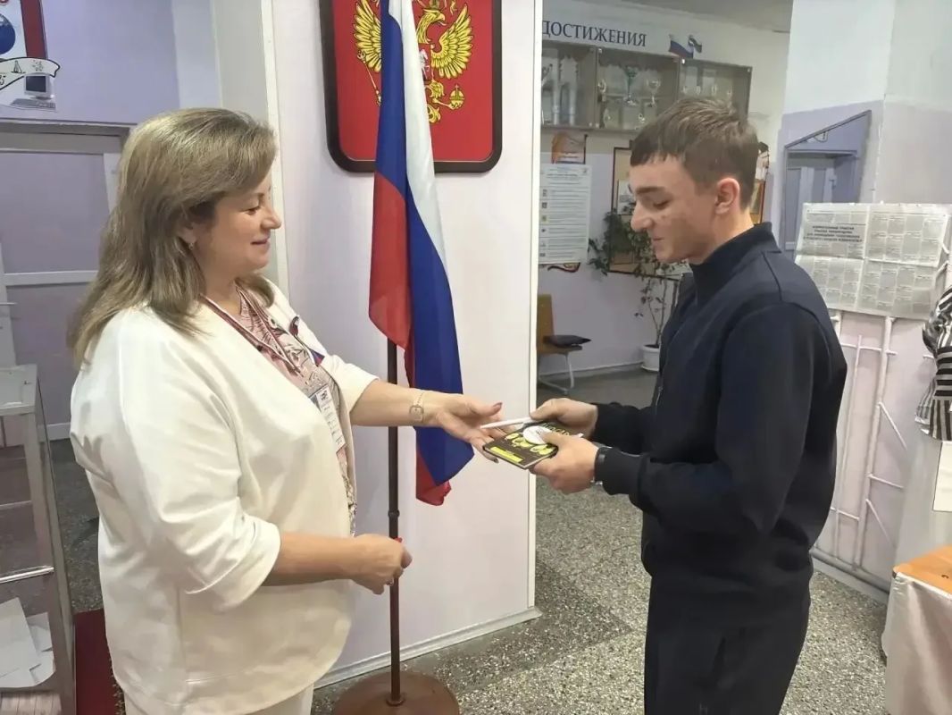 Евгений Моисеев: Первые — впервые! Сегодня одними из первых на избирательные участки Кисловодска пришли молодые жители, для которых голосование стало первым в жизни. Они впервые получили бюллетень и воспользовались своим... Евгений Моисеев: Первые — впервые! Сегодня одними из первых на избирательные участки Кисловодска пришли молодые жители, для которых голосование стало первым в жизни. Они впервые получили бюллетень и воспользовались своим...