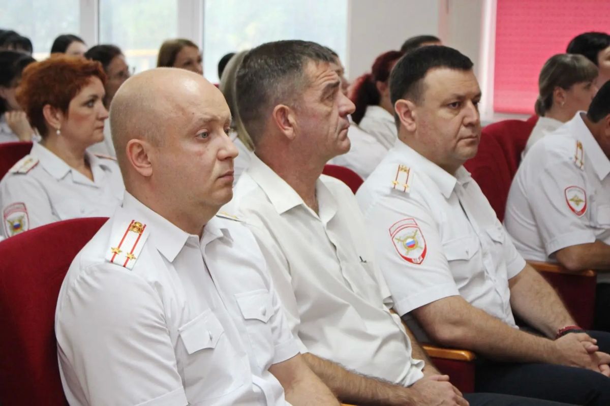 Компетентность и ответственность: в Ставрополе за высокие показатели в служебной деятельности отметили сотрудников миграционной службы Компетентность и ответственность: в Ставрополе за высокие показатели в служебной деятельности отметили сотрудников миграционной службы