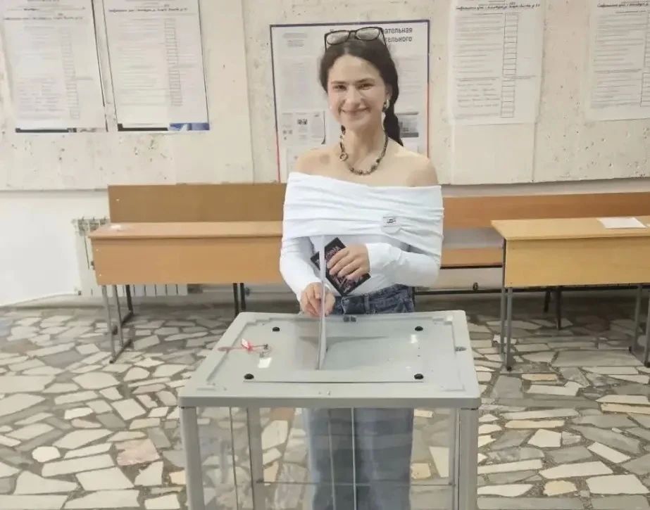 Евгений Моисеев: Первые — впервые! Сегодня одними из первых на избирательные участки Кисловодска пришли молодые жители, для которых голосование стало первым в жизни. Они впервые получили бюллетень и воспользовались своим... Евгений Моисеев: Первые — впервые! Сегодня одними из первых на избирательные участки Кисловодска пришли молодые жители, для которых голосование стало первым в жизни. Они впервые получили бюллетень и воспользовались своим...