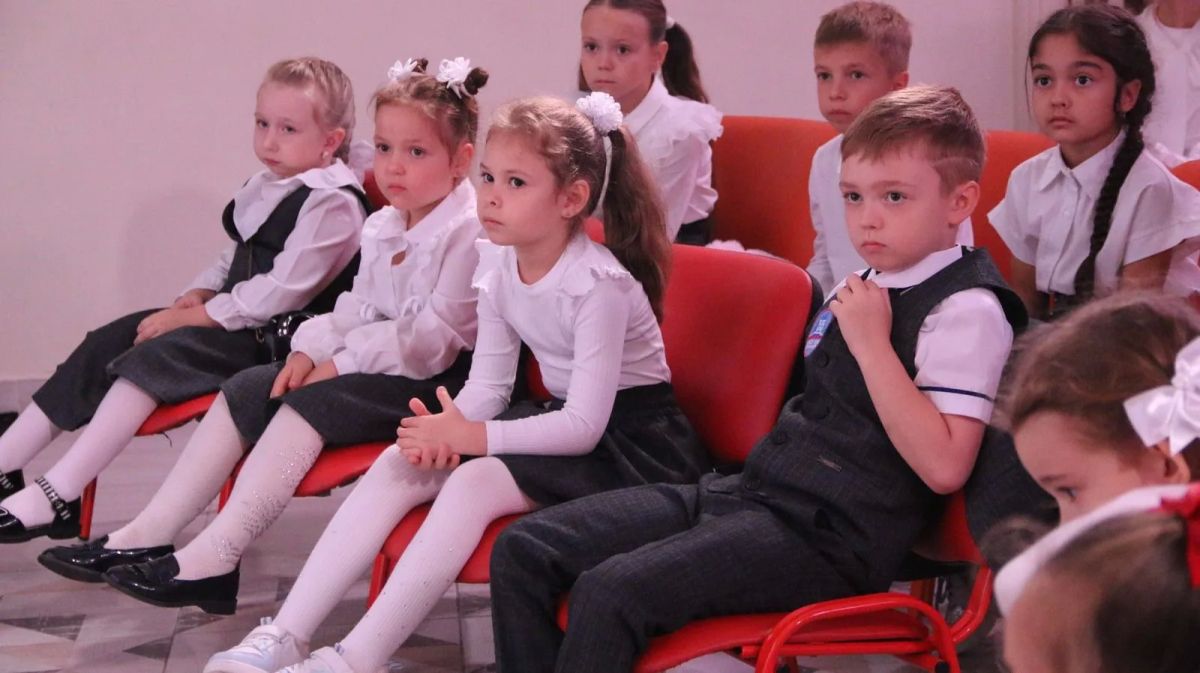 На Ставрополье полицейские краевого Главка и общественники провели урок безопасности для юных зрителей краевого театра кукол На Ставрополье полицейские краевого Главка и общественники провели урок безопасности для юных зрителей краевого театра кукол