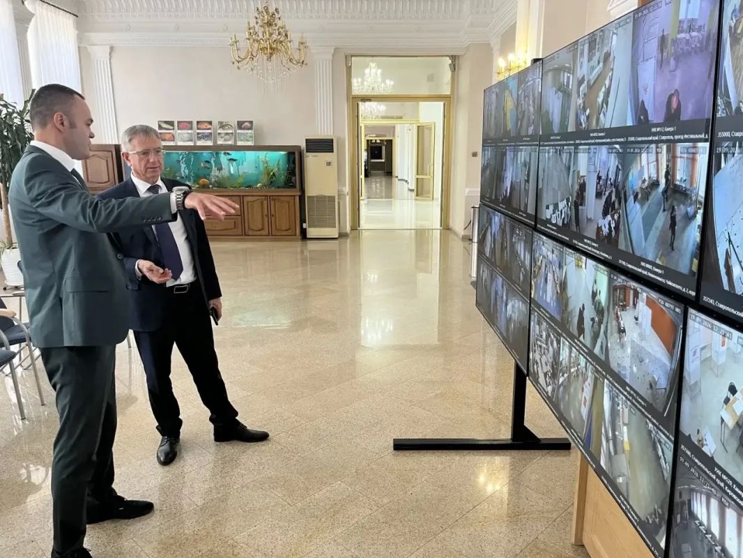Председатель избирательной комиссии Ставропольского края Сергей Тарасов и член крайизбиркома с правом решающего голоса Юлия Мелешихина посетили региональный Центр общественного наблюдения, откуда общественники следят за... Председатель избирательной комиссии Ставропольского края Сергей Тарасов и член крайизбиркома с правом решающего голоса Юлия Мелешихина посетили региональный Центр общественного наблюдения, откуда общественники следят за...
