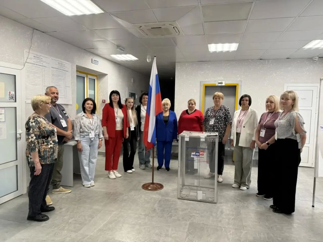 СТАРТОВАЛ ПОСЛЕДНИЙ ДЕНЬ ГОЛОСОВАНИЯ Ровно в 8:00 утра под звуки Гимна России в Ставропольском крае торжественно открылись все избирательные участки СТАРТОВАЛ ПОСЛЕДНИЙ ДЕНЬ ГОЛОСОВАНИЯ Ровно в 8:00 утра под звуки Гимна России в Ставропольском крае торжественно открылись все избирательные участки