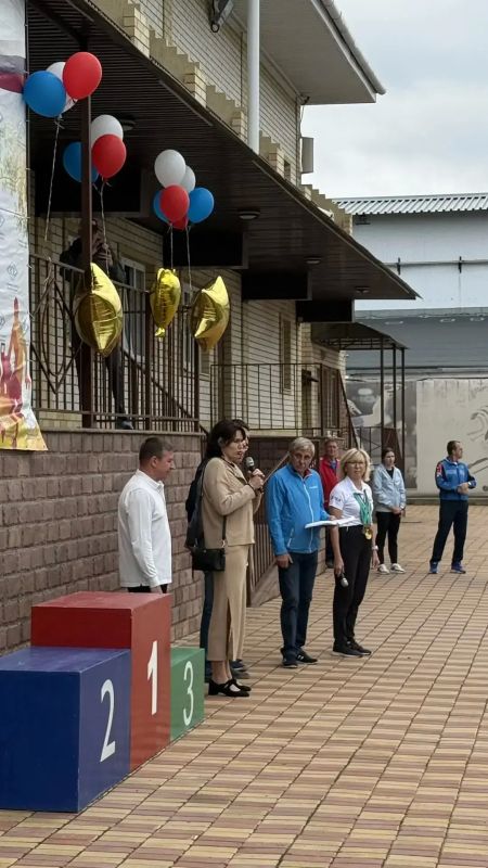 Легкоатлеты вышли на дорожки заводского стадиона Легкоатлеты вышли на дорожки заводского стадиона