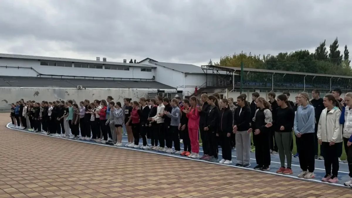 Легкоатлеты вышли на дорожки заводского стадиона Легкоатлеты вышли на дорожки заводского стадиона