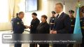 Глава региона Владимир Владимиров вместе с заместителем командующего ВДВ генерал-лейтенантом Виктором Купчишиным вручили награду Героя России семье бойца СВО