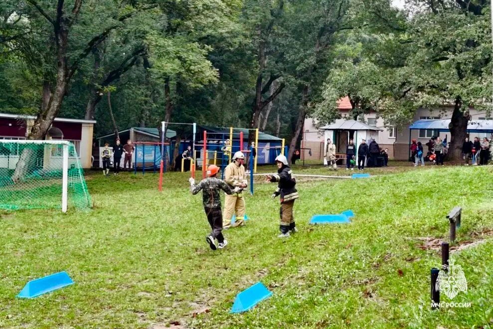 Сотрудники МЧС Ставрополья помогли юным спасателям пройти «Пожарную эстафету» Сотрудники МЧС Ставрополья помогли юным спасателям пройти «Пожарную эстафету»