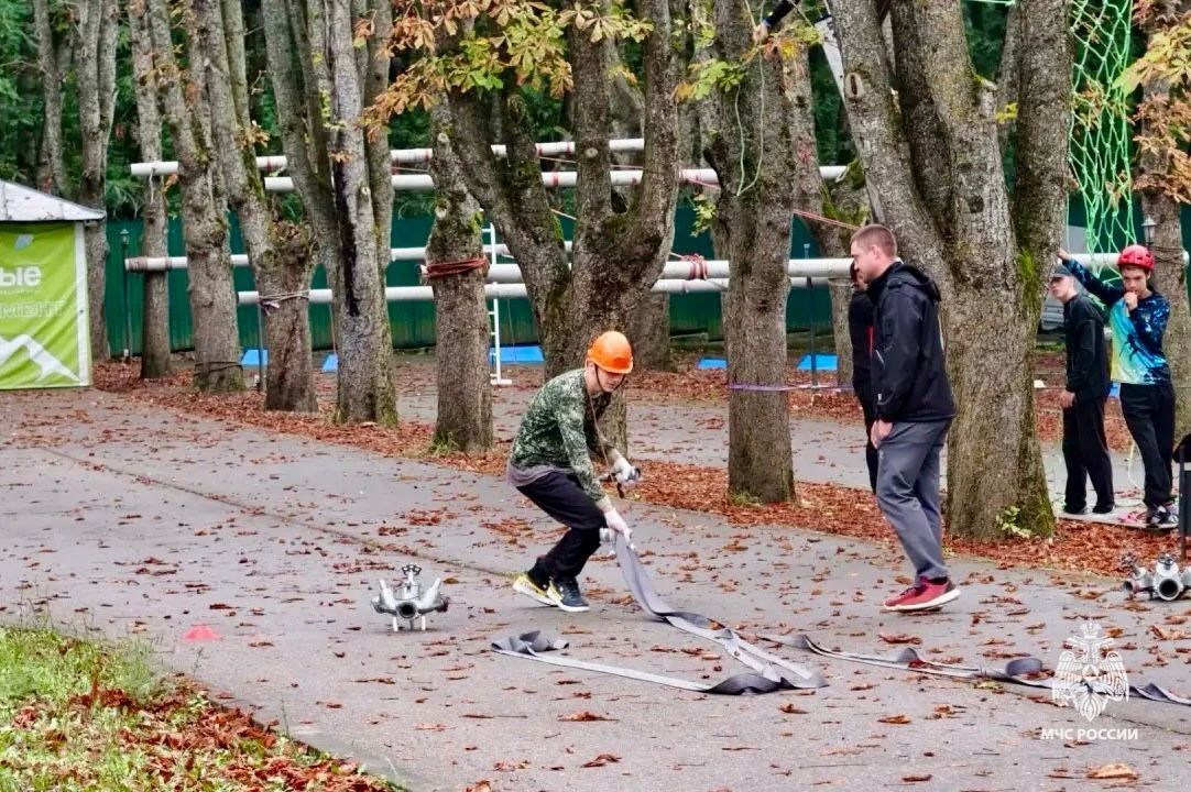 Сотрудники МЧС Ставрополья помогли юным спасателям пройти «Пожарную эстафету» Сотрудники МЧС Ставрополья помогли юным спасателям пройти «Пожарную эстафету»