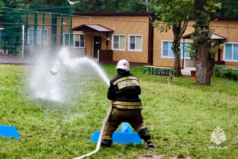 Сотрудники МЧС Ставрополья помогли юным спасателям пройти «Пожарную эстафету» Сотрудники МЧС Ставрополья помогли юным спасателям пройти «Пожарную эстафету»