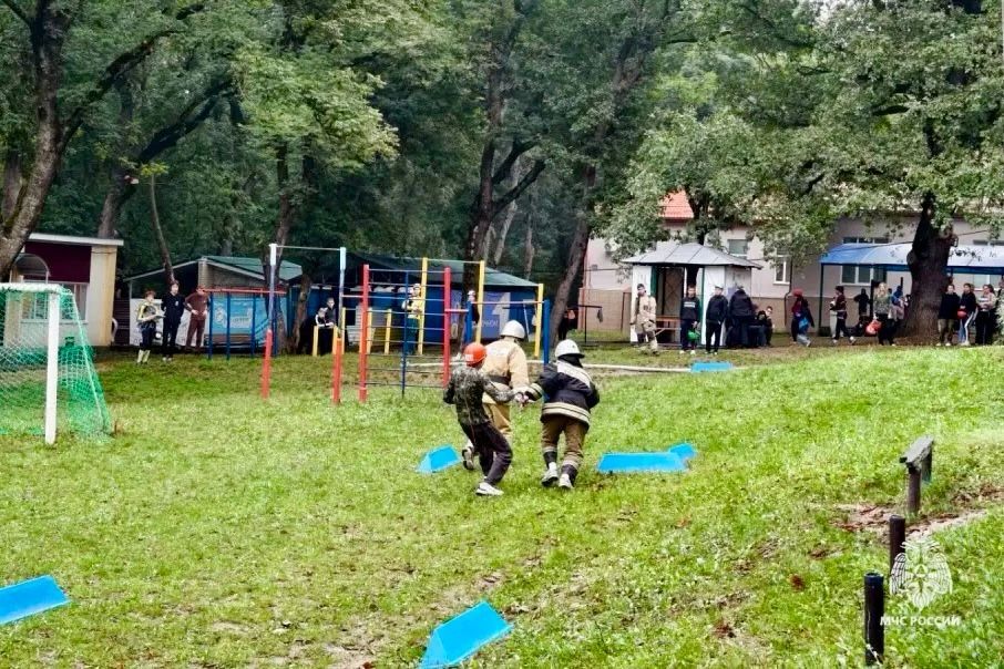 Сотрудники МЧС Ставрополья помогли юным спасателям пройти «Пожарную эстафету» Сотрудники МЧС Ставрополья помогли юным спасателям пройти «Пожарную эстафету»