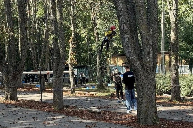 Соревнуются юные спасатели Соревнуются юные спасатели