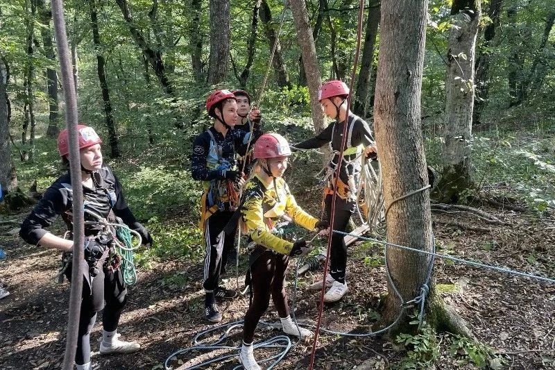 Соревнуются юные спасатели Соревнуются юные спасатели