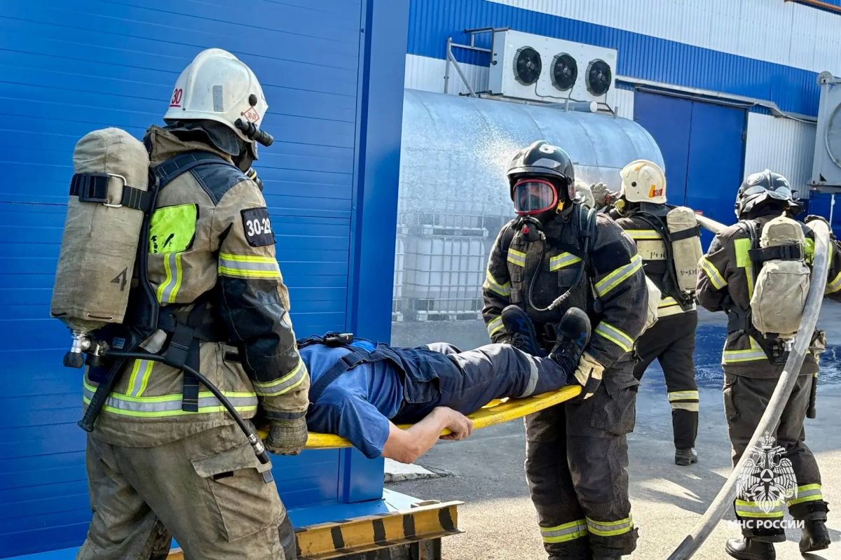 Огнеборцы МЧС Ставрополья в рамках учений ликвидировали пожара на заводе пенополиуретана