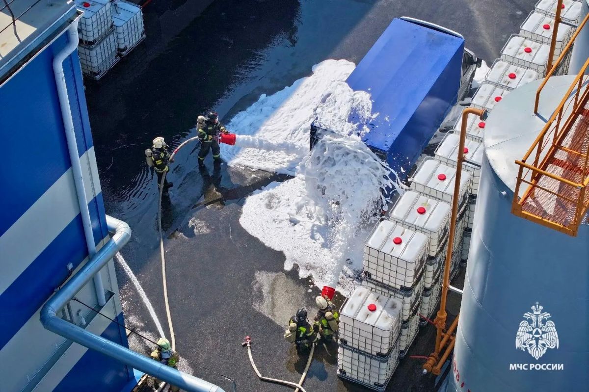 Огнеборцы МЧС Ставрополья в рамках учений ликвидировали пожара на заводе пенополиуретана Огнеборцы МЧС Ставрополья в рамках учений ликвидировали пожара на заводе пенополиуретана