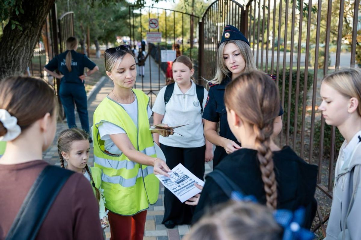 В Петровском округе подросткам и их родителям напомнили о правилах безопасной дороги в школу В Петровском округе подросткам и их родителям напомнили о правилах безопасной дороги в школу