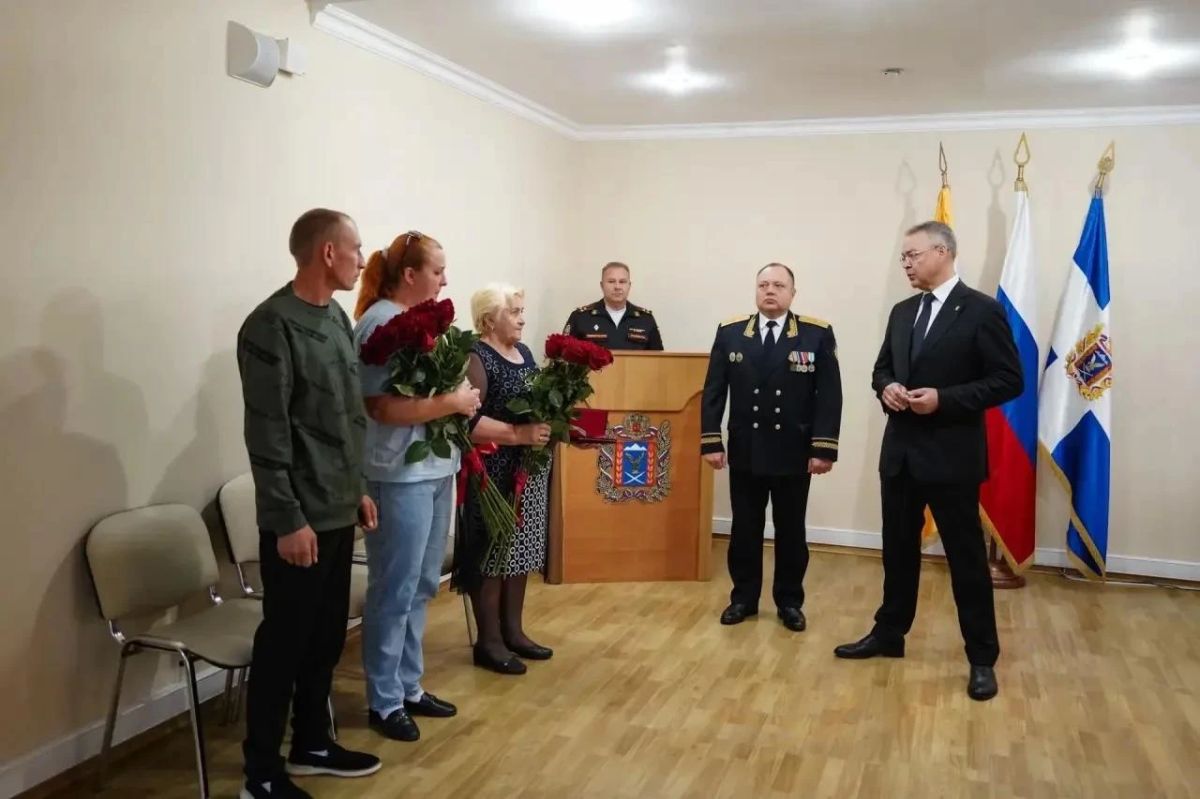 Глава Ставрополья вручил Орден Мужества маме погибшего на СВО пограничника Глава Ставрополья вручил Орден Мужества маме погибшего на СВО пограничника