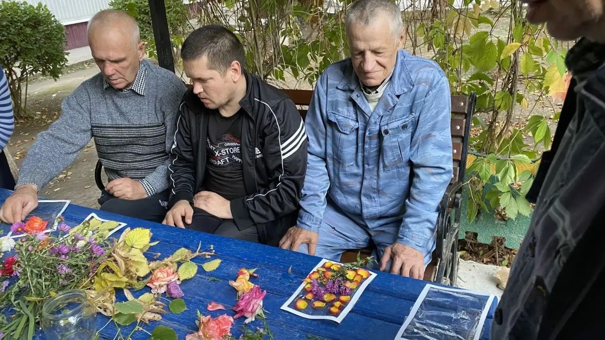 Прощаемся с осенью!. Сегодня проживающие Новоселицкого ПНИ проводили тёплую солнечную осень Прощаемся с осенью!. Сегодня проживающие Новоселицкого ПНИ проводили тёплую солнечную осень