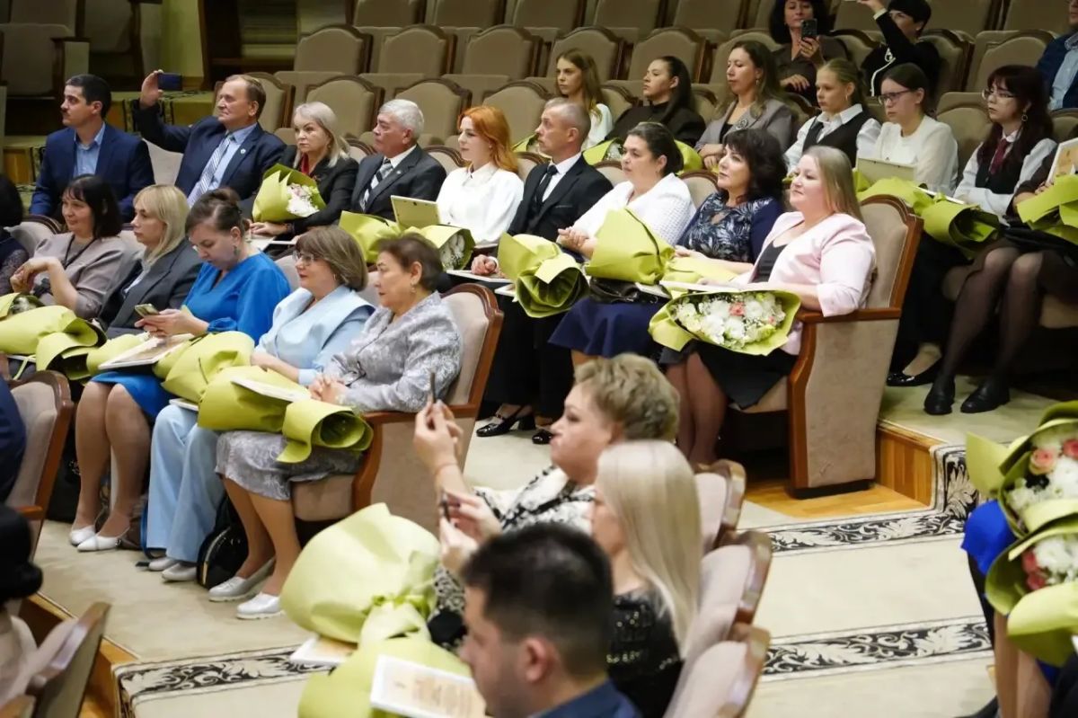 Владимир Владимиров: Сегодня вручили заслуженные награды нашим юным талантам – победителям регионального и призерам заключительного этапов Всероссийской олимпиады школьников и их учителям