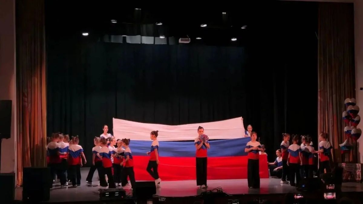 Сегодня в Ессентуках в Городском Доме Культуры прошёл фестиваль флешмобов - он был посвящён годовщине присоединения ДНР, ЛНР, Запорожской и Херсонской областей к России Сегодня в Ессентуках в Городском Доме Культуры прошёл фестиваль флешмобов - он был посвящён годовщине присоединения ДНР, ЛНР, Запорожской и Херсонской областей к России