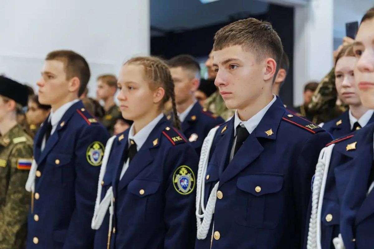 Сотрудники следственного управления СК России по Ставропольскому краю и кадеты ведомства приняли участие в открытии мультимедийной выставки «Знание. Герои» Сотрудники следственного управления СК России по Ставропольскому краю и кадеты ведомства приняли участие в открытии мультимедийной выставки «Знание. Герои»