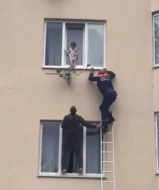 «До ребёнка дотянуться не мог. Стоял минут 20 на окне, пока спасатели не приехали» «До ребёнка дотянуться не мог. Стоял минут 20 на окне, пока спасатели не приехали»