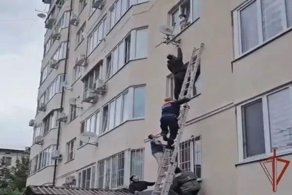 В Пятигорске военнослужащий Росгвардии помог спасти ребенка, оказавшегося на подоконнике третьего этажа