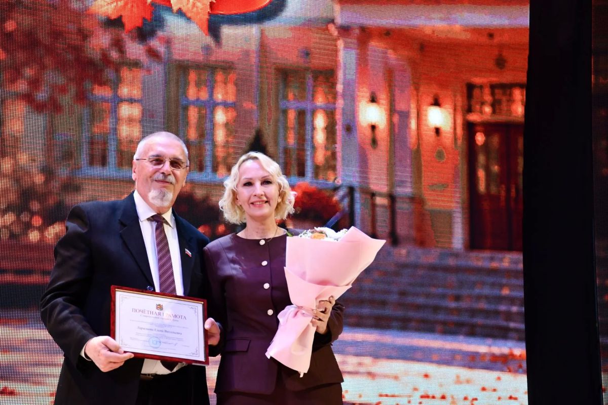 Низкий поклон учителям. В преддверии профессионального праздника педагогов в Ставропольском Дворце детского творчества прошла торжественная церемония их чествования, ставшая настоящим парадом достижений Низкий поклон учителям. В преддверии профессионального праздника педагогов в Ставропольском Дворце детского творчества прошла торжественная церемония их чествования, ставшая настоящим парадом достижений