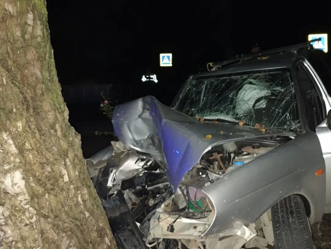 В Пятигорске водитель «Лады Приоры» погиб после наезда на дерево В Пятигорске водитель «Лады Приоры» погиб после наезда на дерево