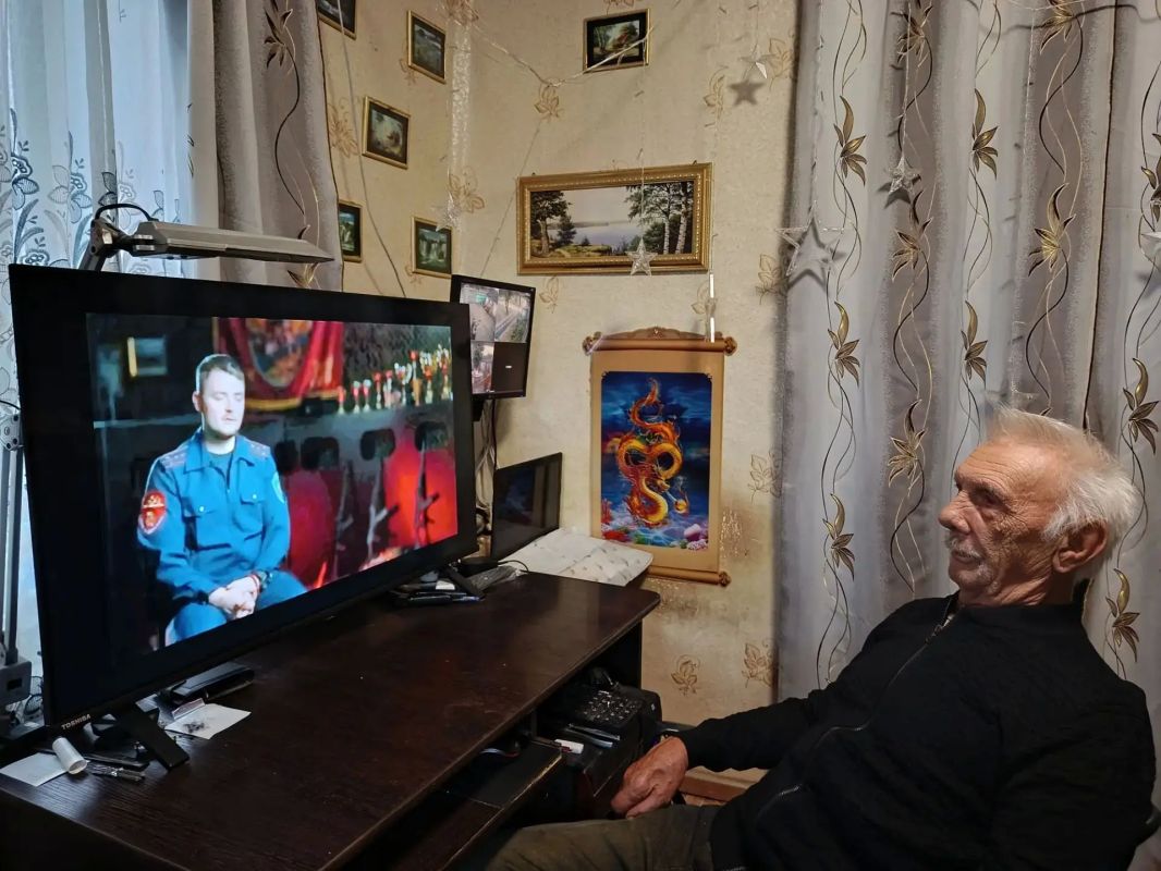«Герои нашего времени»: кинопросмотр, который согревает сердце! Сотрудники отделения Кировского центра социального обслуживания на дому для своих подопечных организовали просмотр цикла короткометражных фильмов «Герои нашего...