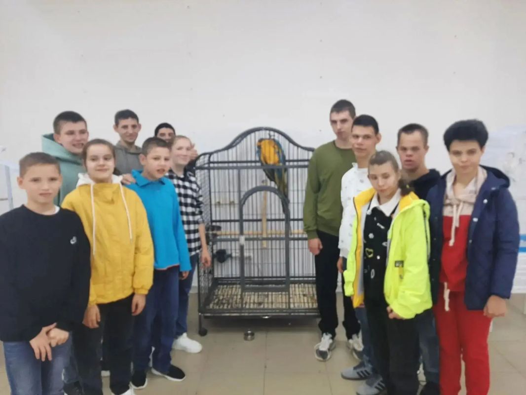 Сегодня мальчишки и девчонки из "Дома социального обслуживания "Подсолнух"совершили увлекательное путешествие в мир экзотической природы - посетили выставку попугаев " Попугайня" Общение с этими умными и яркими птицами... Сегодня мальчишки и девчонки из "Дома социального обслуживания "Подсолнух"совершили увлекательное путешествие в мир экзотической природы - посетили выставку попугаев " Попугайня" Общение с этими умными и яркими птицами...