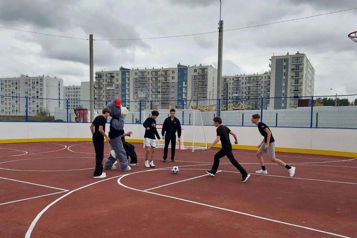 По Народной программе Единой России по всей стране обновляют социальные объекты, обустраивают общественные пространства, строят дороги и развивают спортивную инфраструктуру. Активисты партии держат ход работ на контроле По Народной программе Единой России по всей стране обновляют социальные объекты, обустраивают общественные пространства, строят дороги и развивают спортивную инфраструктуру. Активисты партии держат ход работ на контроле