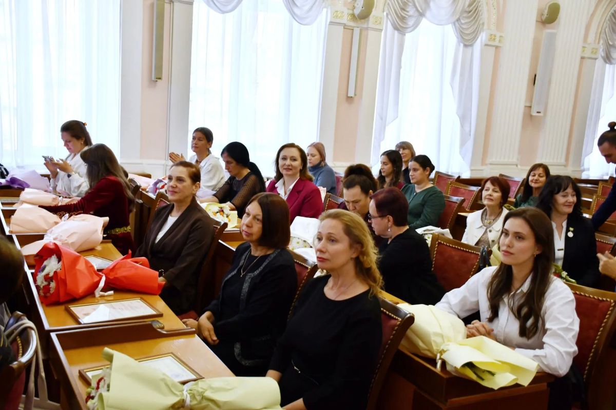 В Ставрополе наградили преподавателей детских школ искусств В Ставрополе наградили преподавателей детских школ искусств