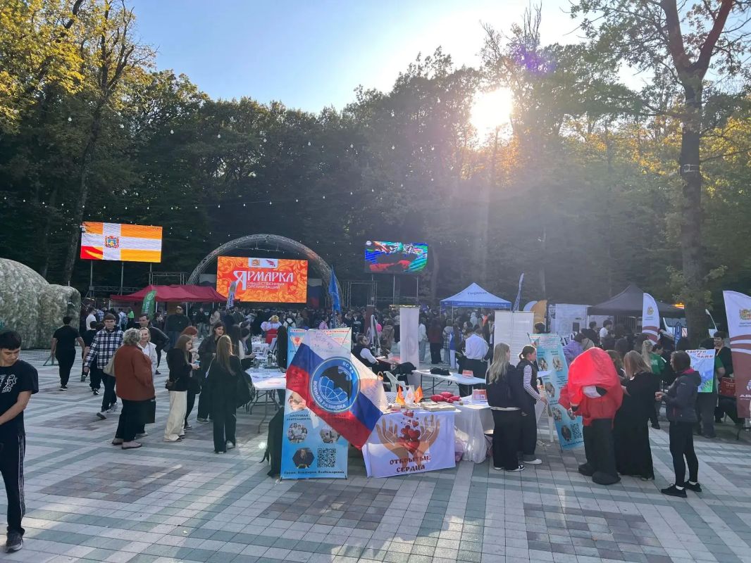 В парке Победы Ставрополя прошла ярмарка добрых дел, объединившая более 30 общественных организаций, волонтёрских и молодёжных объединений В парке Победы Ставрополя прошла ярмарка добрых дел, объединившая более 30 общественных организаций, волонтёрских и молодёжных объединений