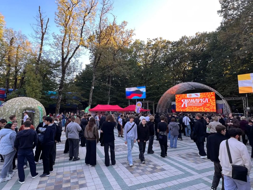 В парке Победы Ставрополя прошла ярмарка добрых дел, объединившая более 30 общественных организаций, волонтёрских и молодёжных объединений В парке Победы Ставрополя прошла ярмарка добрых дел, объединившая более 30 общественных организаций, волонтёрских и молодёжных объединений