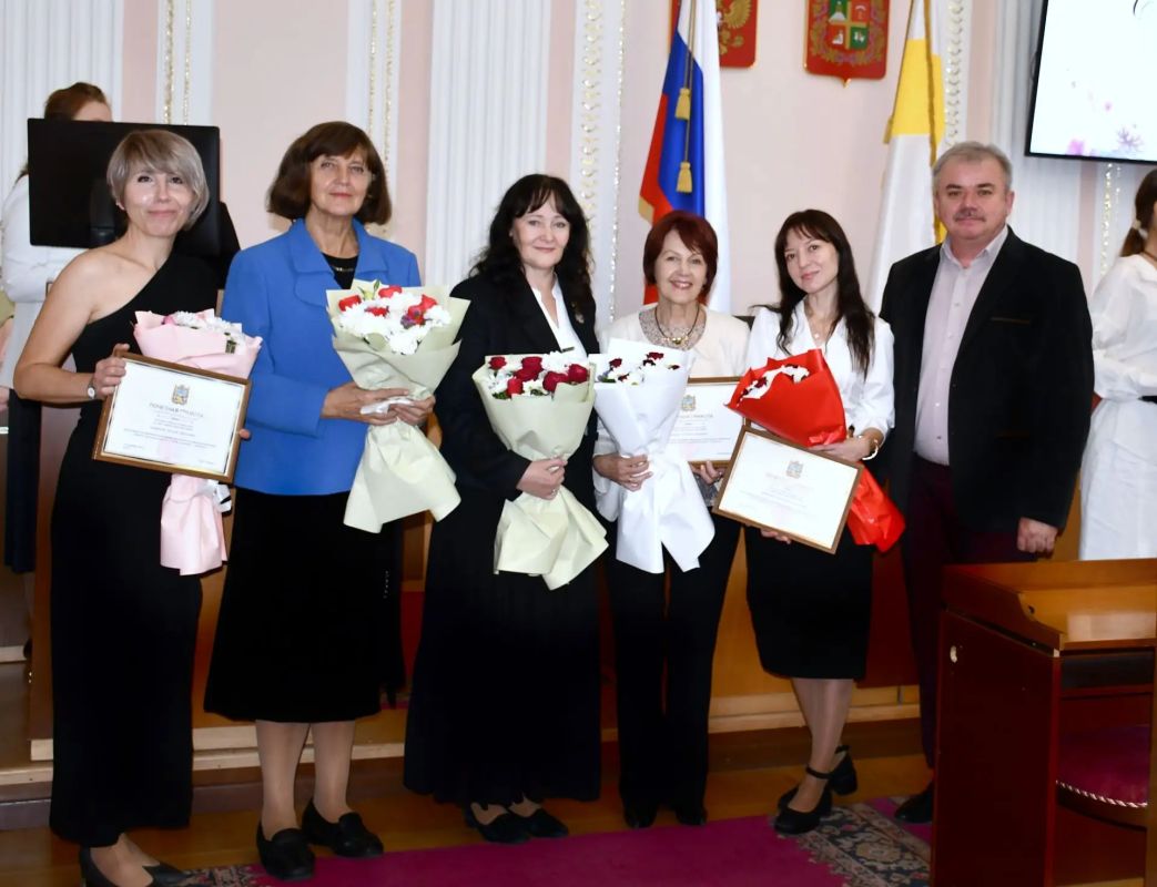 В Ставрополе наградили преподавателей детских школ искусств В Ставрополе наградили преподавателей детских школ искусств