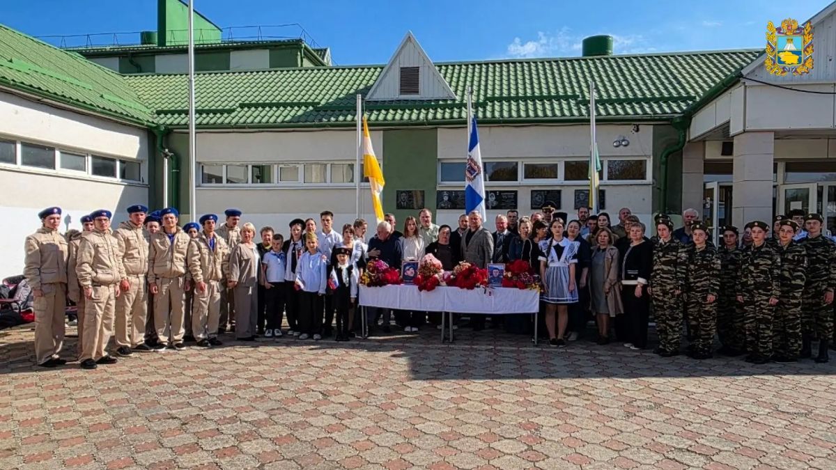 В поселке Пятигорский на базе школы №14 открыли памятные доски в честь двух выпускников, погибших при выполнении боевых задач в зоне специальной военной операции В поселке Пятигорский на базе школы №14 открыли памятные доски в честь двух выпускников, погибших при выполнении боевых задач в зоне специальной военной операции