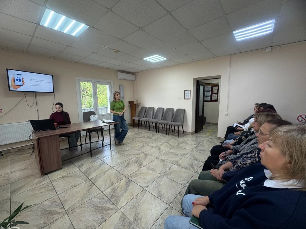В Кочубеевском центре социального обслуживания прошла лекция на тему «Финансовая грамотность» В Кочубеевском центре социального обслуживания прошла лекция на тему «Финансовая грамотность»