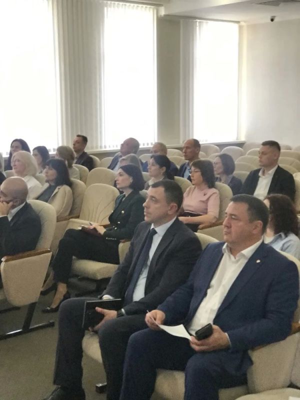 Планёрка. Исполняющий обязанности министра природных ресурсов и охраны окружающей среды Ставропольского края Сергей Измалков провел еженедельную планерку с руководителями подразделений. Рассмотрели вопрос реализации... Планёрка. Исполняющий обязанности министра природных ресурсов и охраны окружающей среды Ставропольского края Сергей Измалков провел еженедельную планерку с руководителями подразделений. Рассмотрели вопрос реализации...