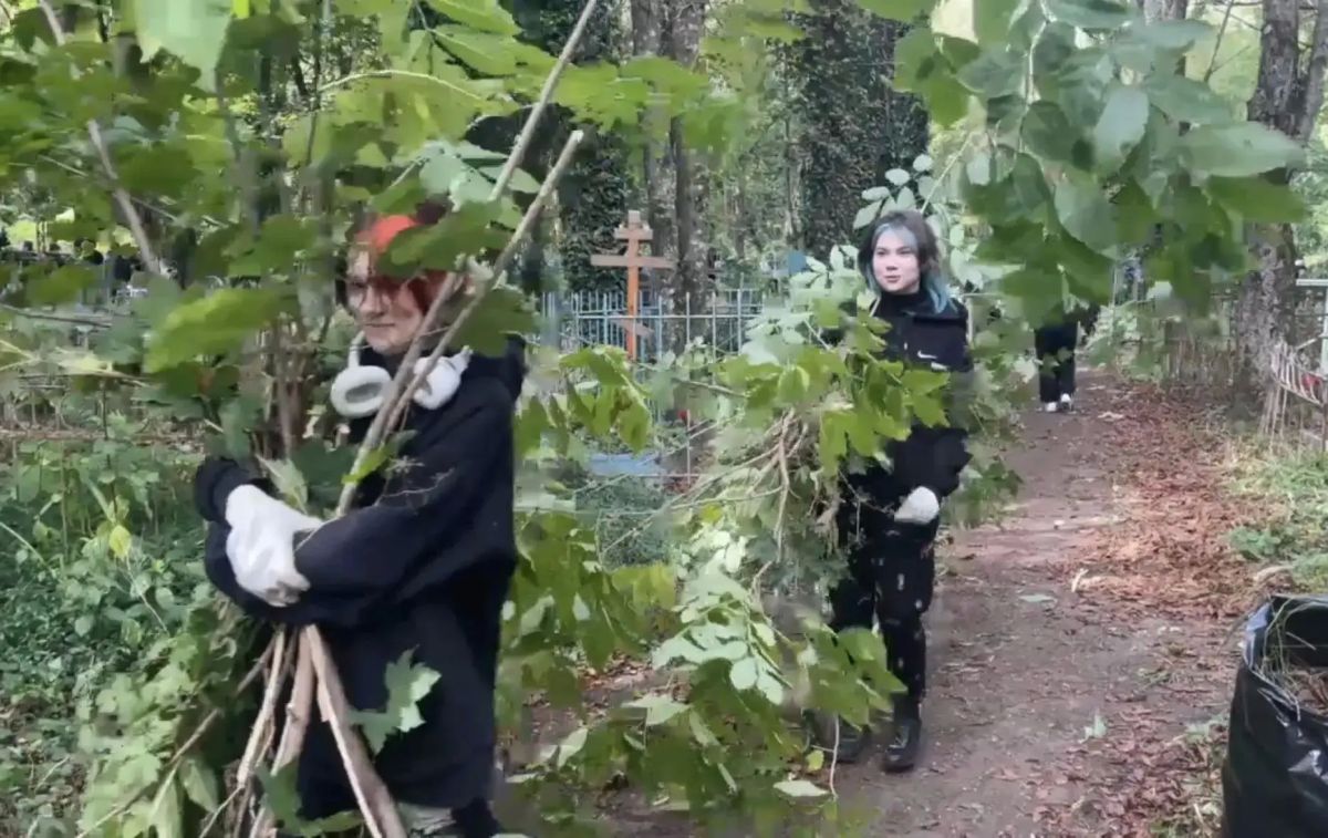 На территории Даниловского кладбища в Ставрополе прошёл субботник в рамках эколого-патриотической акции «Чистая Память»