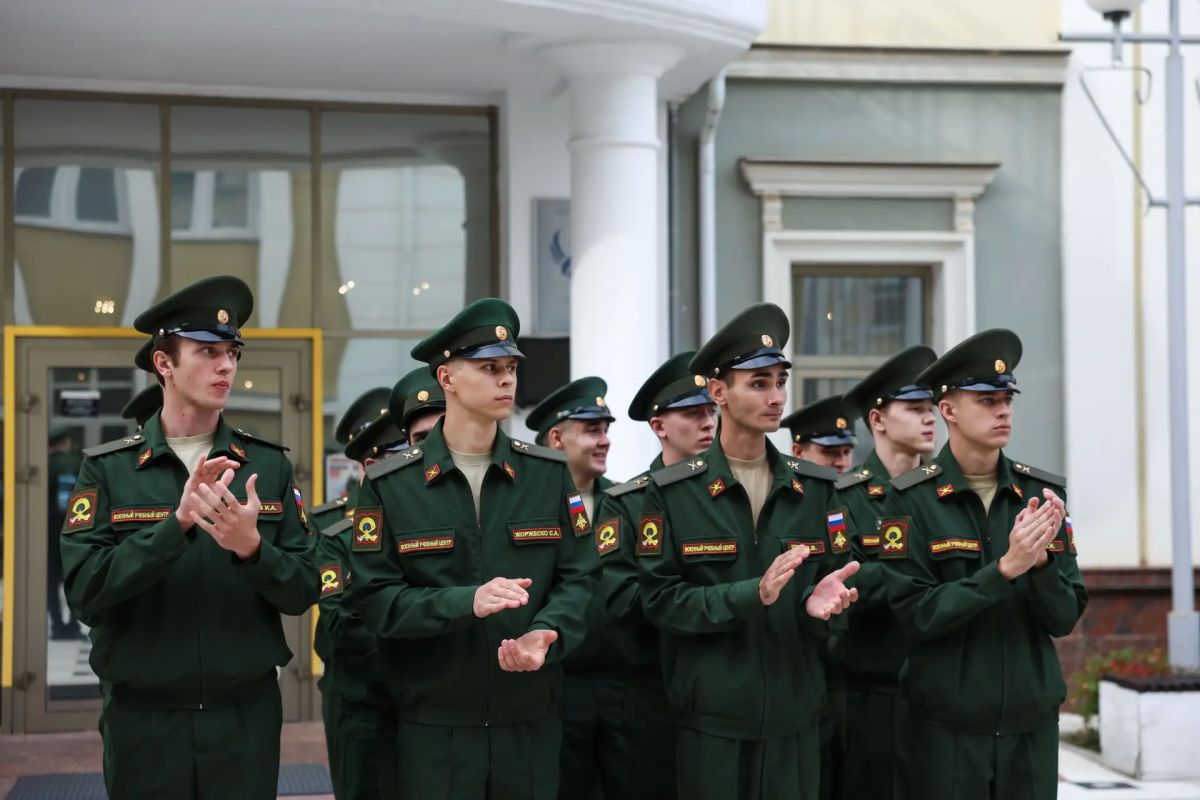 Руководитель следственного управления СК России по Ставропольскому краю принял участие в торжественной церемонии вручения офицерских погон выпускникам Военного учебного центра Северо-Кавказского федерального университета Руководитель следственного управления СК России по Ставропольскому краю принял участие в торжественной церемонии вручения офицерских погон выпускникам Военного учебного центра Северо-Кавказского федерального университета